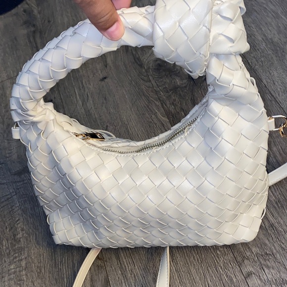 Elegant White Woven Crossbody Bag NWOT - Picture 3 of 4